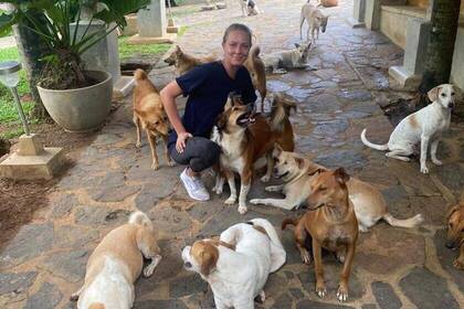 Volunteer mit den Hunden 