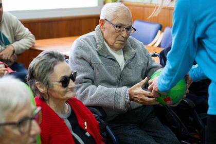 Betreuung von Senioren bei der Freiwilligenarbeit in Barcelona