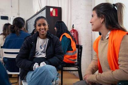 Teammitglied zusammen mit Volunteer