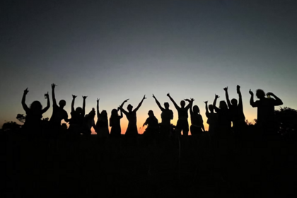 Volunteers im Sonnenuntergang