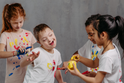 Kinder spielen mit Farben im Projekt