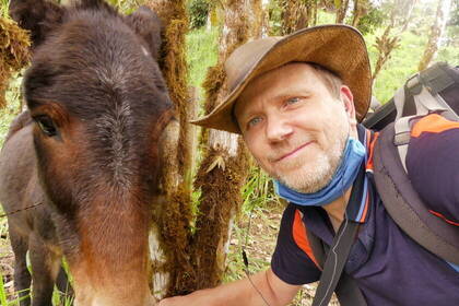 Volunteer und Esel bei der Eco-Lodge