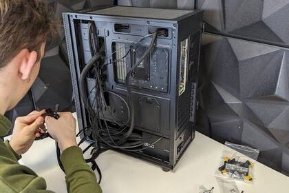 Volunteer arbeitet an Computer