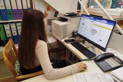 Praktikantin am Arbeitsplatz 