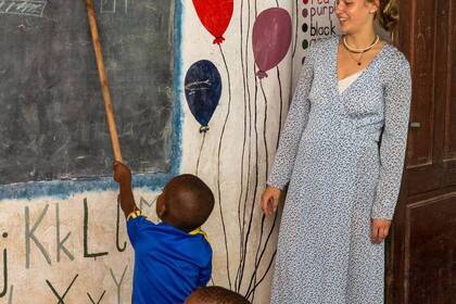 Volunteer beim Unterrichten in der Schule