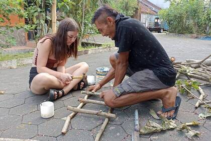 Volunteer hilft beim basteln