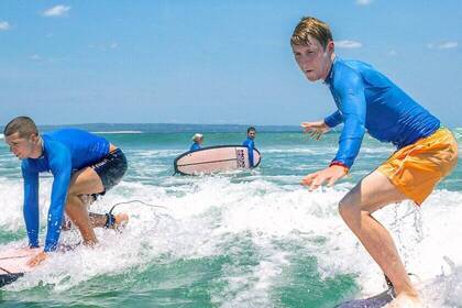 Volunteers beim Surfkurs