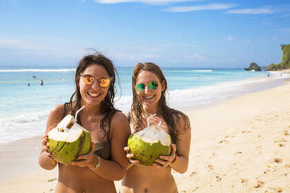 Volunteers - Kokosnuss am Strand