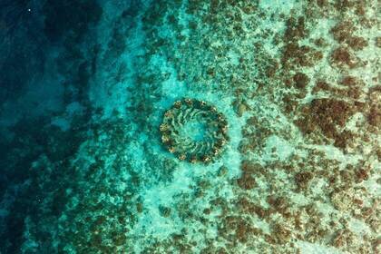 Indonesien - Gili Statuen im Meer