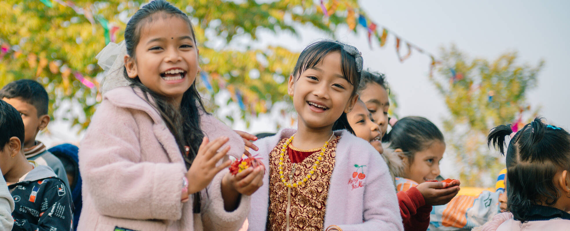 Kinder unterrichten in Nepal