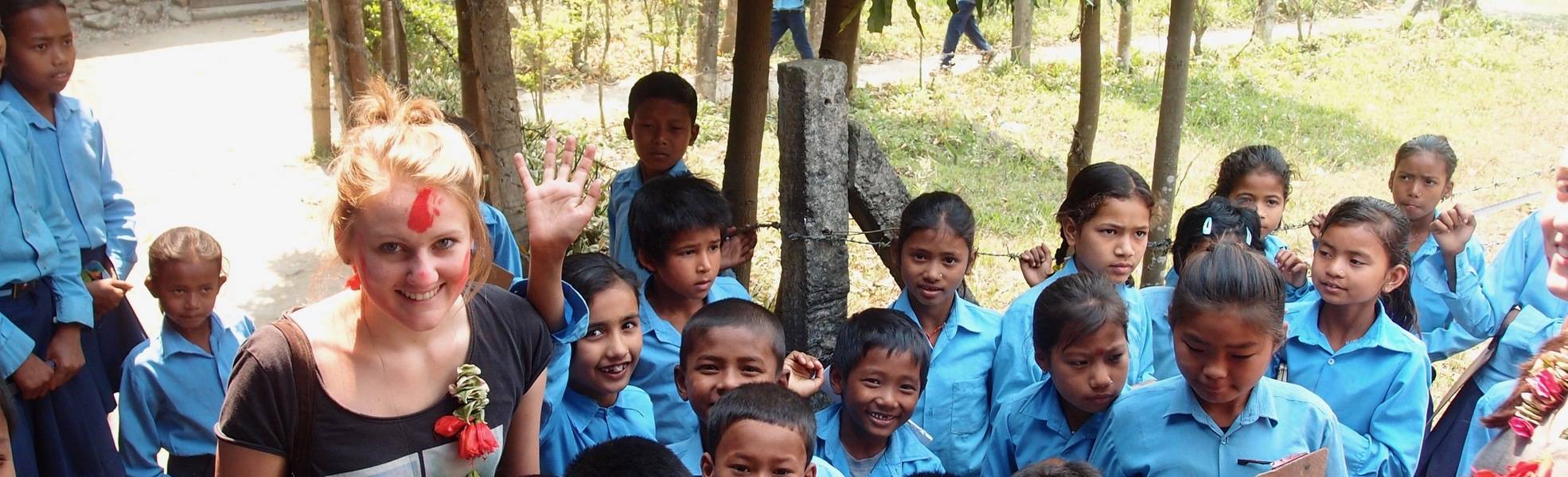 Kinder unterrichten in Nepal