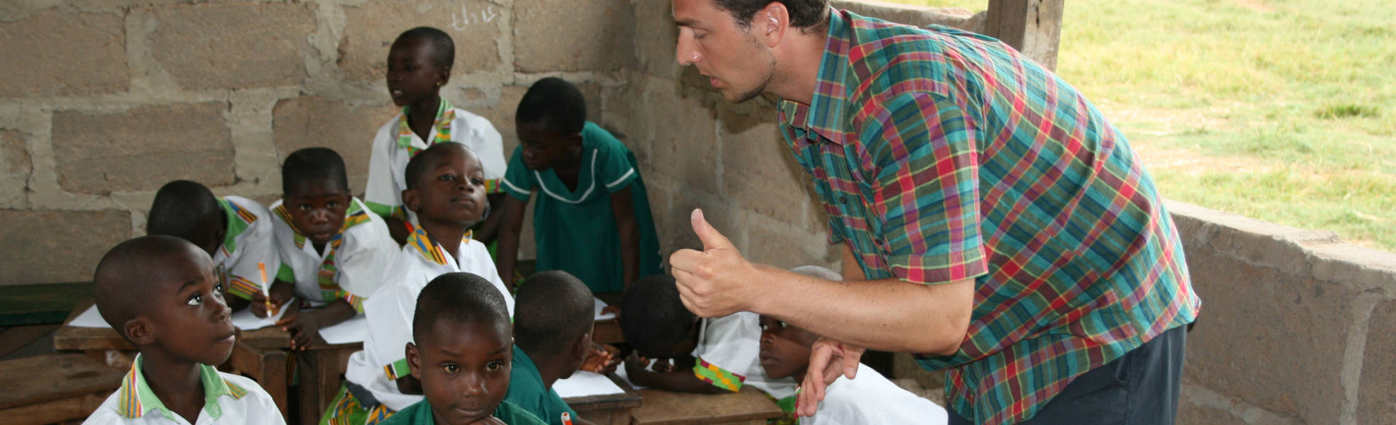 Kinder unterrichten an einer Grundschule auf Sansibar