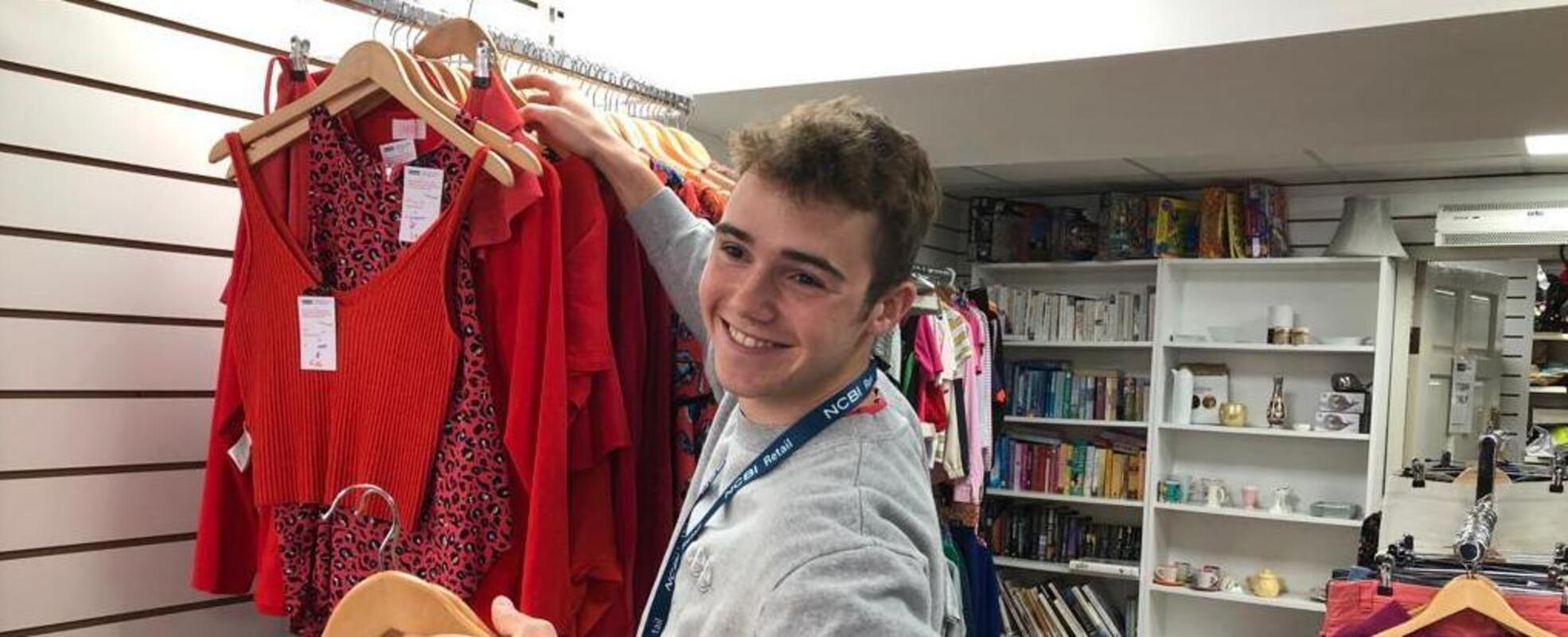 Volunteer bei der Arbeit im Charity-Shop