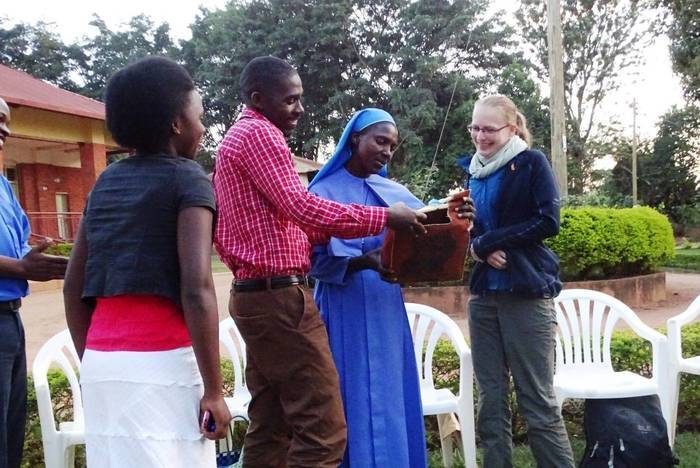Unterstützung im Krankenhaus in Uganda