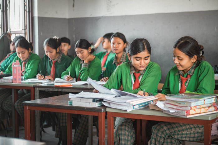 Kinder unterrichten an einer Dorfschule in Nepal, Chitwan