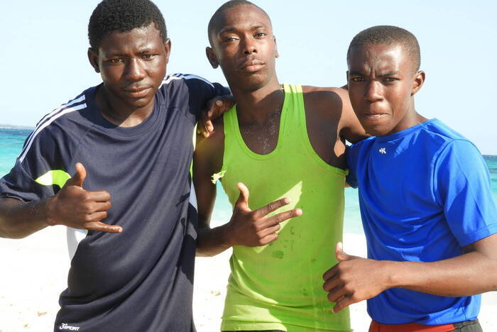 Freiwilligenarbeit Fußballtrainer mit Straßenkindern