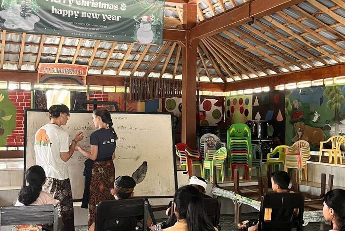 Unterrichten in einer Schule im Südosten Balis