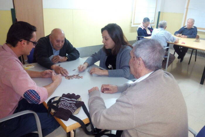 Freiwillige kümmern sich um Senioren in Barcelona 
