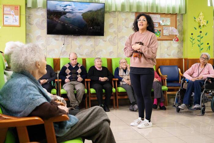 Freiwillige kümmern sich um Senioren in Barcelona 