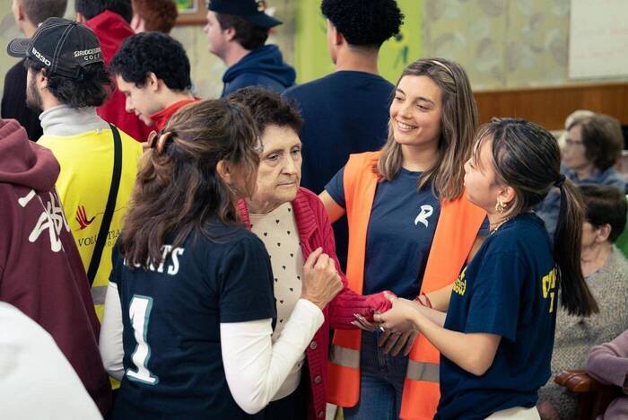 Volunteers bei der Senioren-Betreuung in Barcelona