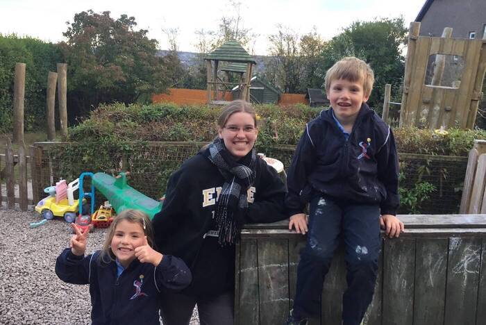 Volunteer mit Kindern Bildungsprojekt Irland
