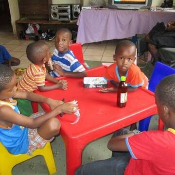 Vorschüler an einem Tisch