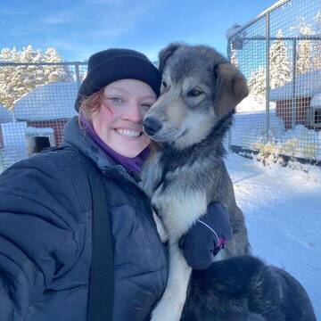 Joëlle lächelnd mit einem Husky